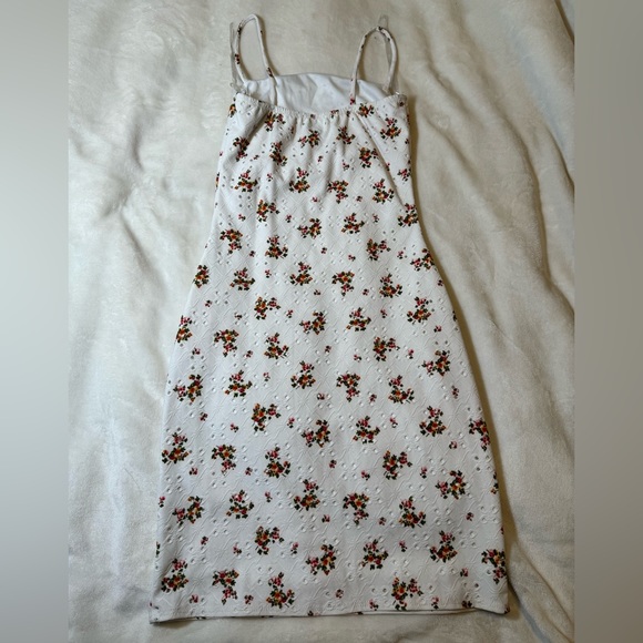 XS Windsor Feeling Sweet And Stylish Eyelet Mini Dress - White Floral - Picture 6 of 9